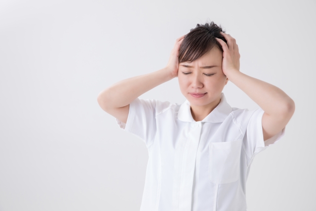 頭を抱える女性