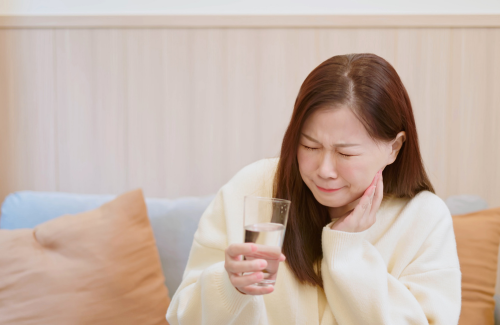 歯がしみる女性