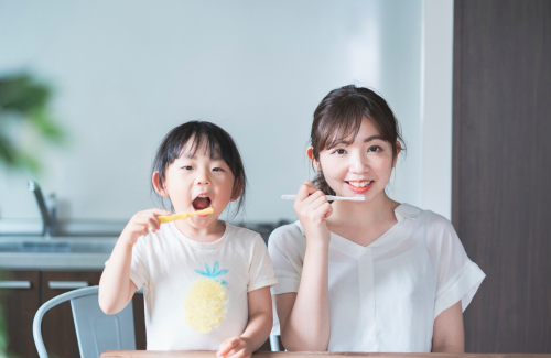 歯磨きする親子