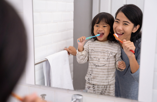 歯磨きする親子