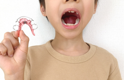 矯正器具をもつ子供