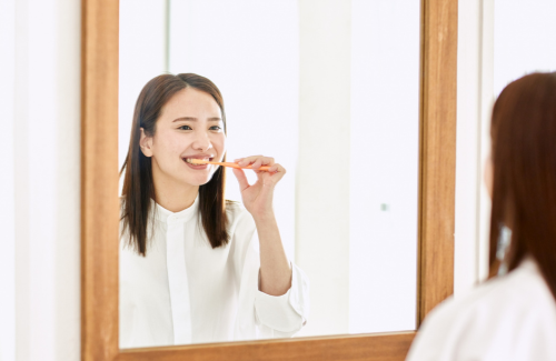 歯磨きをする女性