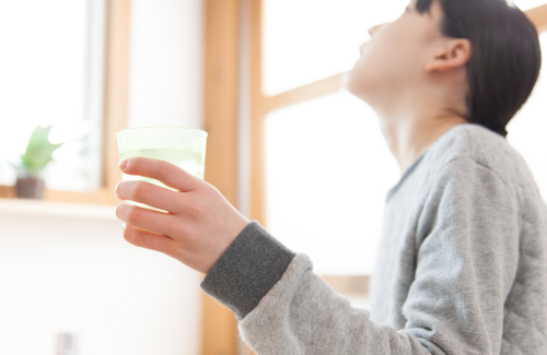 うがいする女性