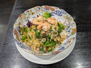 新鮮な海老の旨味と彩り豊かな野菜が織り成す「海老炒飯」