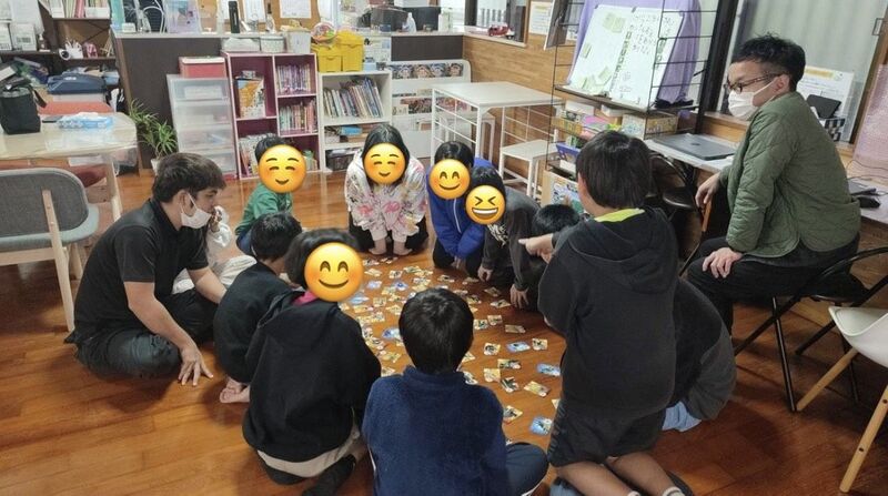 集団療育でカルタをして遊びましたのイメージ