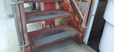 あま市甚目寺　鉄骨階段滑り止め塗装