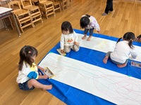 大きな紙にお絵描き～♪