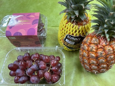 ぶどうとパイン入荷してます！