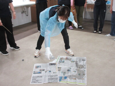 嘔吐物処理の実践研修を行いました