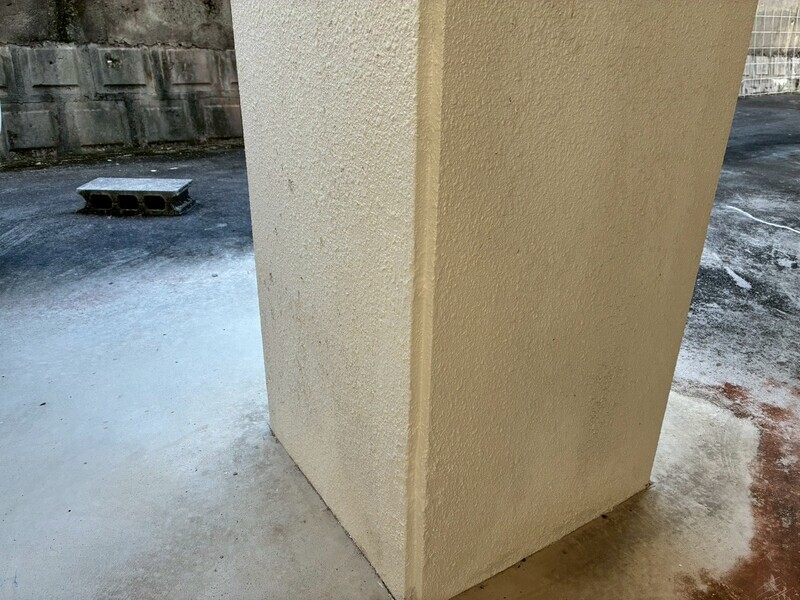 西原町　H様邸　駐車場柱塗装