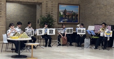 警察音楽隊の生演奏
