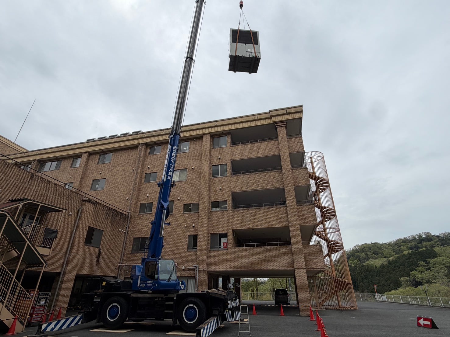 業務用エアコンの設置工事（クレーンでの吊り込み）