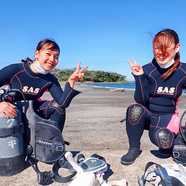 体験ダイビング前は、陸上でゆっくりと説明を行います。 器材の使い方や呼吸のコツを、専門用語を使わず分かりやすくお伝えするので、初めての方でも安心して当日を迎えられます。