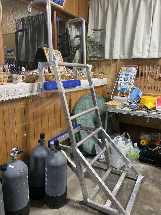船の修理に併せて梯子も新調しました。|千葉県館山市の沖ノ島ダイビングサービスマリンスノー