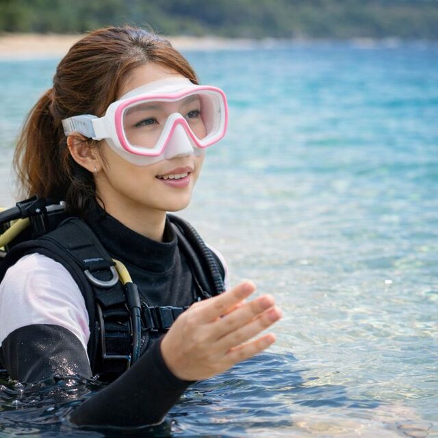 浅い場所で立ったまま呼吸練習を行い、すぐに顔を上げられる状態の女性