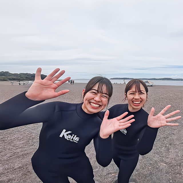 千葉県館山市・沖ノ島の穏やかな海で体験ダイビングを楽しむ参加者。ゆっくりと呼吸しながら水中を漂い、初めてでもリラックスしている様子。