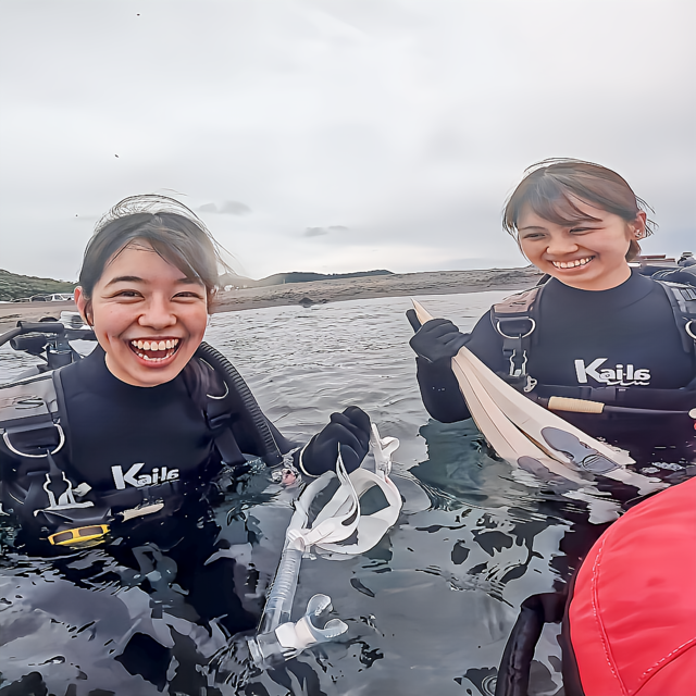 初めての体験ダイビングで海の中へ。インストラクターと一緒にゆっくり潜りながら、水中呼吸や雰囲気に慣れていく初心者向けのダイビング体験。