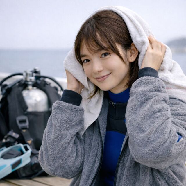 髪のギシギシはダメージではなく、塩分と摩擦が残ったサインのことも。乾かす前に優しく包み、触りすぎないのがコツです。 ダイビング後に濡れた髪をタオルで包み、摩擦を減らして整えている女性