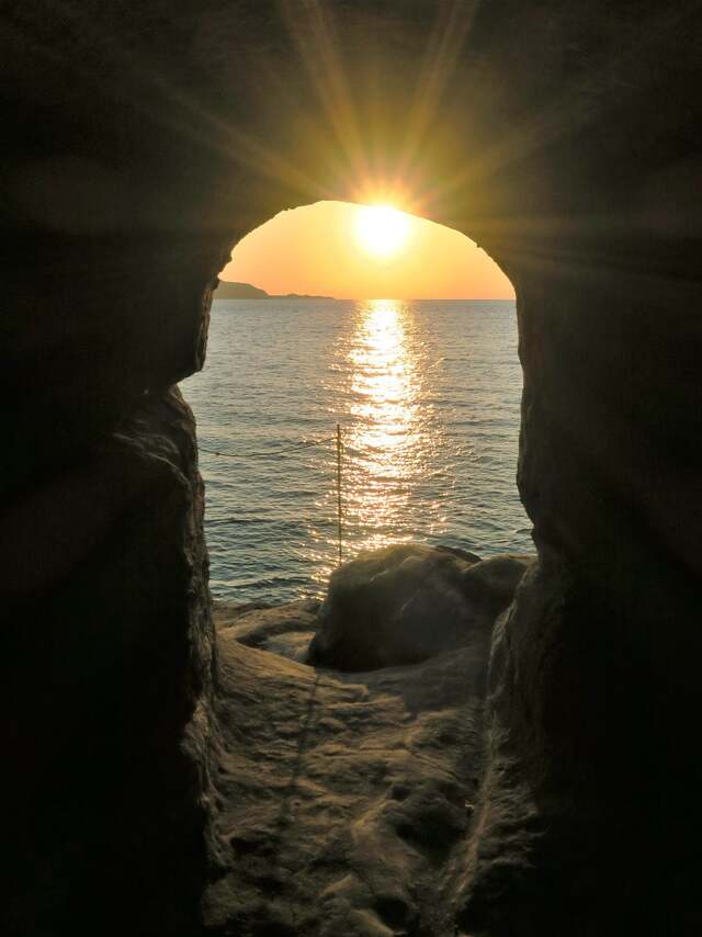 島内の見どころ②|冒険心をくすぐる神秘的な洞窟