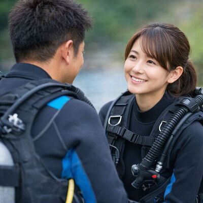初心者の女性がインストラクターに質問しながら、落ち着いた雰囲気で説明を受けている様子