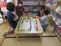 R06/06/25カプラ、紙コップ、ドミノ、遊び