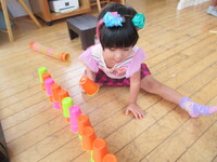 R06/06/25カプラ、紙コップ、ドミノ、遊び