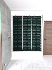 室内壁面緑化　作業中①