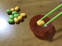 豆つかみゲーム