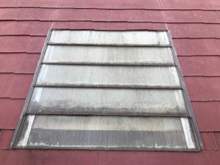 【横浜市瀬谷区での雨漏りの修理】対策工事①シール施工の様子1