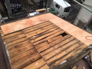 【横浜市泉区での雨漏りの修理】構造用合板の貼り付け