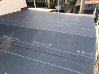 【横浜市泉区での雨漏りの修理】防水シートの貼り付け作業②