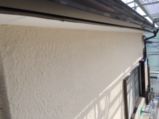 【横浜市港南区での雨漏りの修理】モルタル壁の外壁塗装②