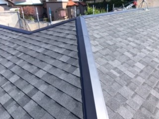 【横浜市港北区での雨漏りの修理】ファイバーグラスの屋根材を葺く作業④