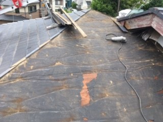 【横浜市保土ヶ谷区での雨漏りの修理】既存のスレート屋根の撤去②