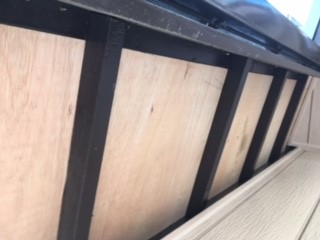 【横浜市泉区での雨漏りの修理】軒天の下から見た様子①