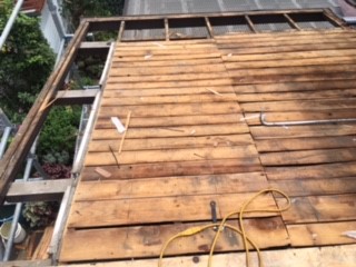 【横浜市泉区での雨漏りの修理】腐食した軒天合板の撤去作業①