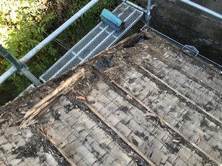 【横浜市保土ヶ谷区での雨漏りの修理】瓦の撤去後