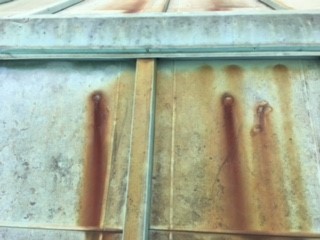 【横浜市泉区での雨漏り修理事例】銅板屋根のテレビアンテナの穴