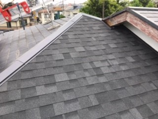 【横浜市保土ヶ谷区での雨漏りの修理】ファイバーグラス屋根材の葺き付け②