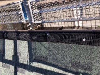 【横浜市港南区での雨漏りの修理】落ち葉避けネットの設置②