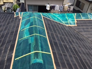 【横浜市港北区での雨漏りの修理】台風で吹き飛んだ屋根の養生①