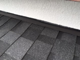 【横浜市保土ヶ谷区での雨漏りの修理】ファイバーグラス屋根材の葺き付け③