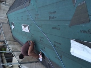 【横浜市港北区での雨漏りの修理】ファイバーグラスの屋根材を葺く作業