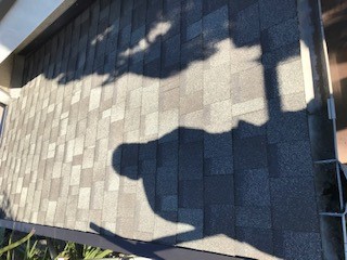 【横浜市保土ヶ谷区での雨漏りの修理】新しい屋根材の葺き付け