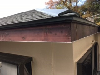 【横浜市港南区での雨漏りの修理】色褪せた破風板