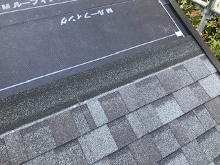 【横浜市保土ヶ谷区での雨漏りの修理】新しい屋根材の葺き付け