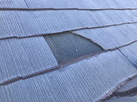 ひび割れにより欠落した屋根