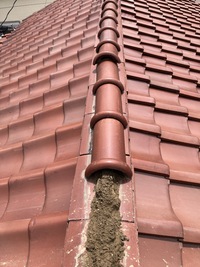 経年劣化で割れたりずれたりしている瓦屋根