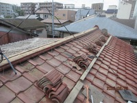 糸を張り面戸を作りのし瓦を施工する様子