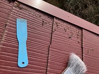 袖側の鋼板部材に埃などが詰まり排水機能が低下したスレート屋根